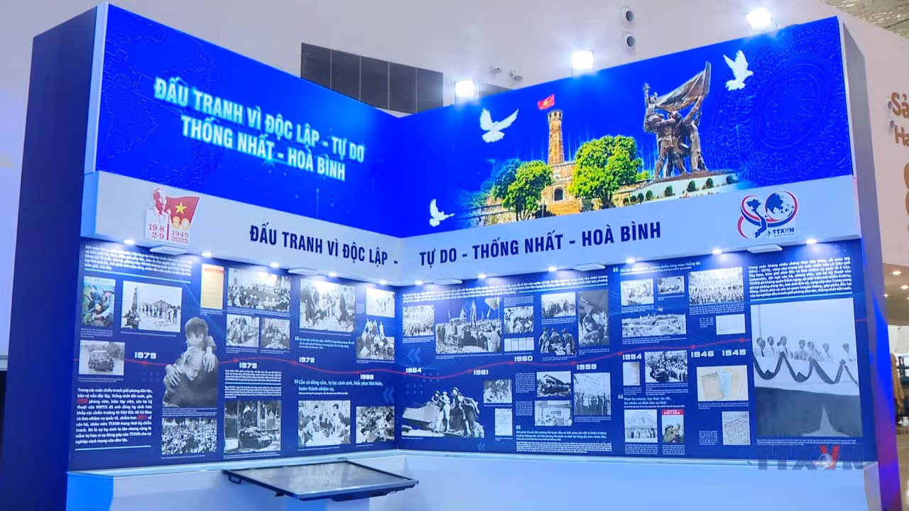 Triển lãm thành tựu đất nước - trường học sống động về lòng yêu nước