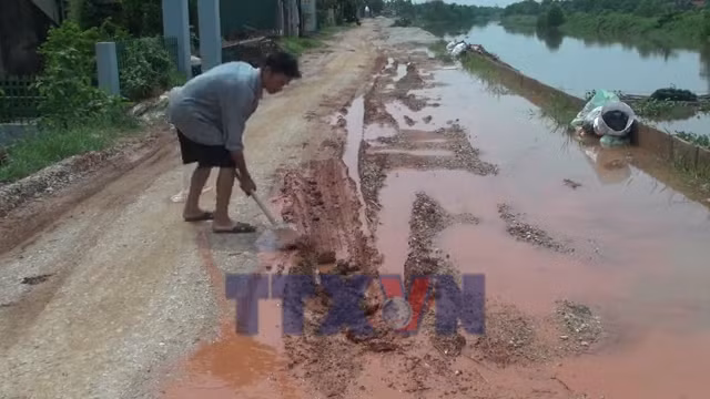 Dự án Xử lý sự cố sạt lở đê tả sông Càn chưa hoàn thành gây khó khăn cho người dân