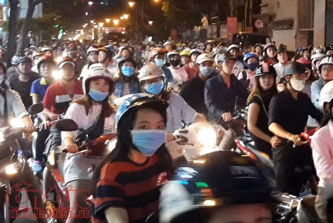 Giàn giáo đổ sập đè 2 xe ô tô, nhiều người thoát chết ảnh 3