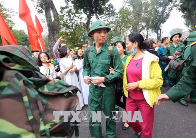 Thanh niên hăng hái lên đường nhập ngũ ảnh 1