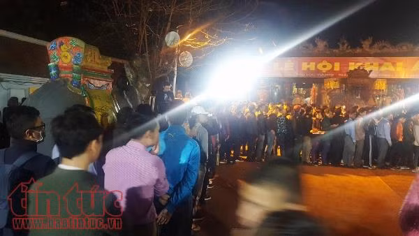 Xem clip dòng người nối dài chờ phát ấn đền Trần Nam Định 2018 ảnh 8