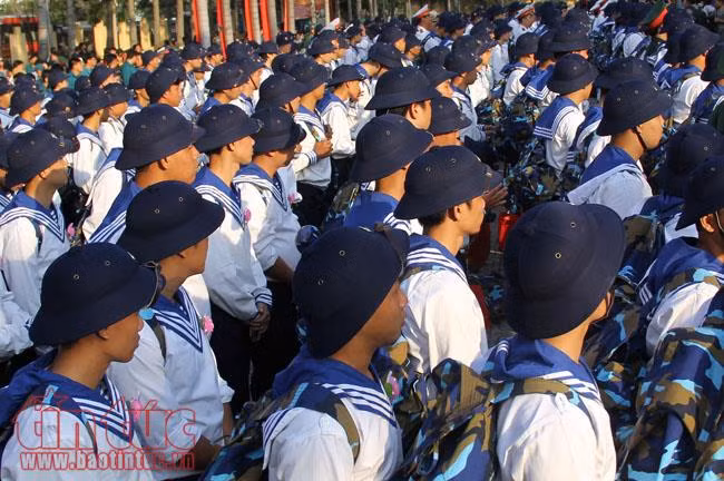 Bí thư Thành ủy TP Hồ Chí Minh tặng hoa, động viên tân binh lên đường nhập ngũ ảnh 3