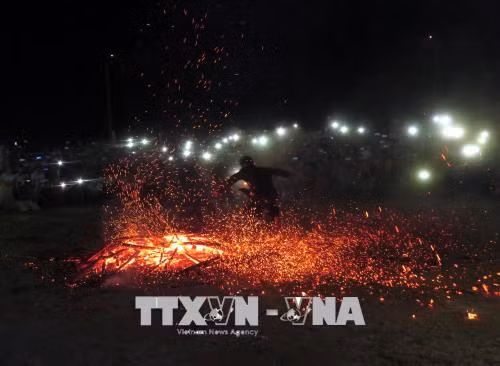 Độc đáo Lễ hội nhảy lửa của người Pà Thẻn ảnh 1