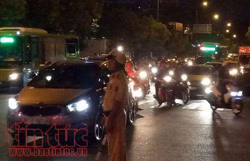 Người dân đi lễ chùa, giao thông ùn tắc ở cửa ngõ sân bay Tân Sơn Nhất ảnh 2
