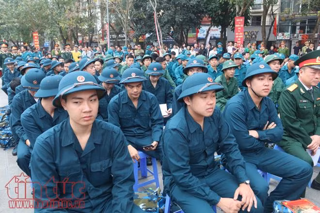 Giây phút xúc động tiễn thanh niên Thủ đô lên đường nhập ngũ ảnh 2