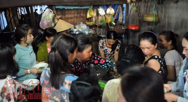 Độc đáo bánh canh bưng tô 'chờ' của người Khmer Nam bộ ảnh 1