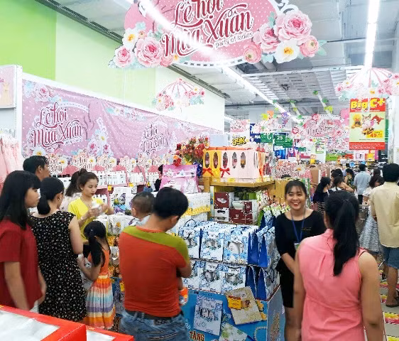 Khuyến mại hấp dẫn, khách chen chân mua quà 8/3 tại siêu thị ảnh 1