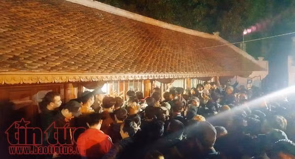 Xem clip dòng người nối dài chờ phát ấn đền Trần Nam Định 2018 ảnh 1