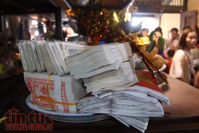Vàng mã vẫn cháy rực tại Đền Bà Chúa Kho ảnh 12