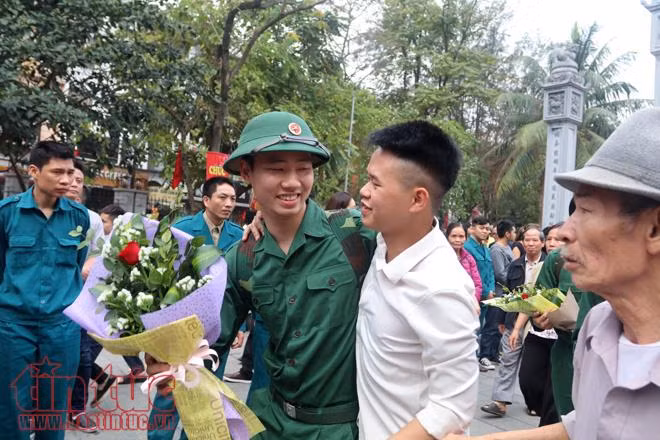 Giây phút xúc động tiễn thanh niên Thủ đô lên đường nhập ngũ ảnh 10
