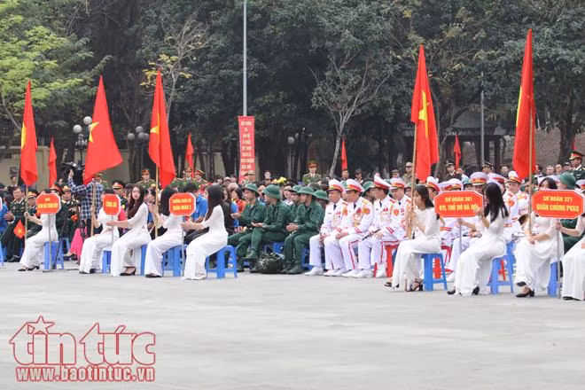 Giây phút xúc động tiễn thanh niên Thủ đô lên đường nhập ngũ ảnh 1