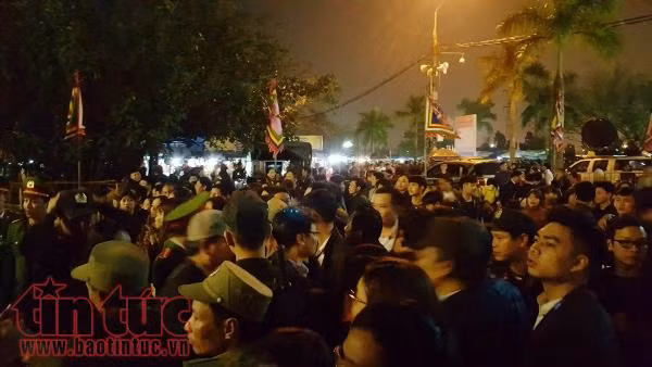 Trước giờ Khai ấn Đền Trần Nam Định: Đông nghẹt người chờ chực ảnh 2