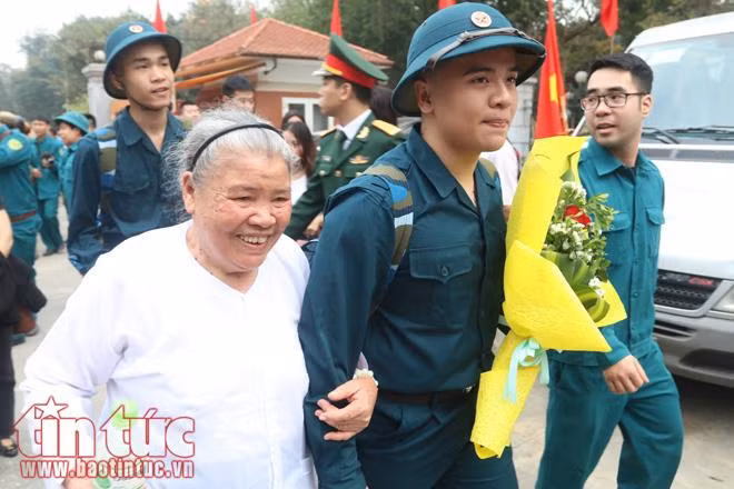 Giây phút xúc động tiễn thanh niên Thủ đô lên đường nhập ngũ ảnh 12