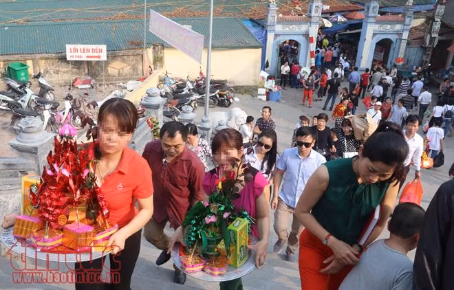 Vàng mã vẫn cháy rực tại Đền Bà Chúa Kho ảnh 8