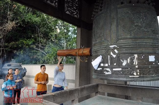 Người dân đổ xô đi chùa cầu an rằm tháng Giêng ảnh 4