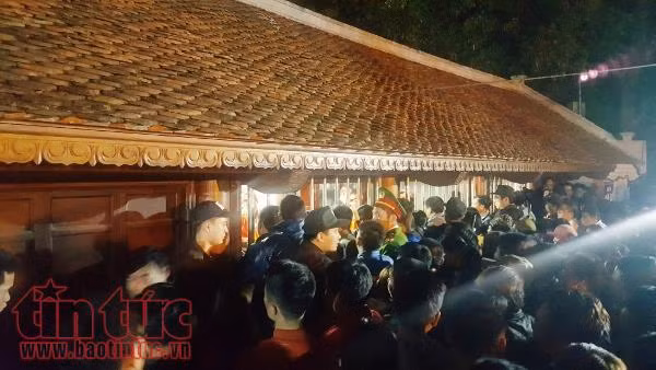 Xem clip dòng người nối dài chờ phát ấn đền Trần Nam Định 2018 ảnh 4