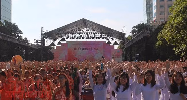 3.000 người tham gia đồng diễn với áo dài trên phố đi bộ Nguyễn Huệ ảnh 9