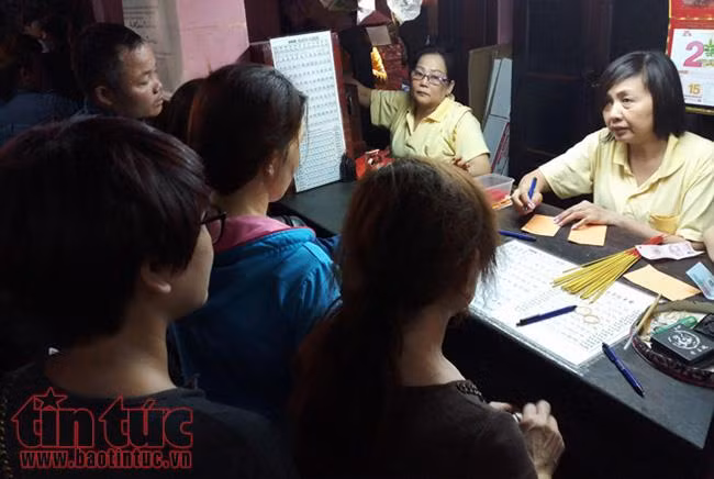 Người dân đổ xô đi chùa cầu an rằm tháng Giêng ảnh 6