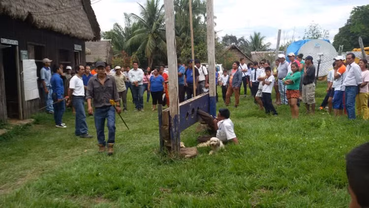 Phục vụ kém, một Thị trưởng tại Bolivia bị trói cả giờ đồng hồ ngoài đường ảnh 1