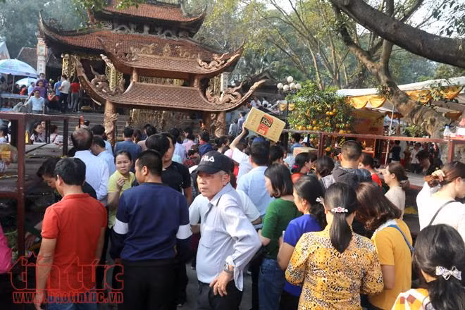 Vàng mã vẫn cháy rực tại Đền Bà Chúa Kho ảnh 6