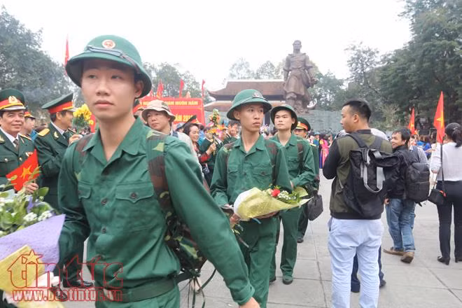 Giây phút xúc động tiễn thanh niên Thủ đô lên đường nhập ngũ ảnh 3