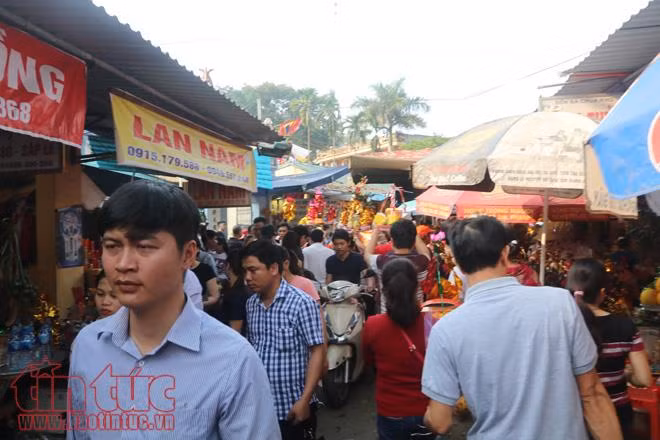 Vàng mã vẫn cháy rực tại Đền Bà Chúa Kho ảnh 4