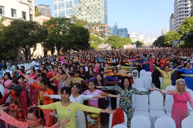 3.000 người tham gia đồng diễn với áo dài trên phố đi bộ Nguyễn Huệ ảnh 6