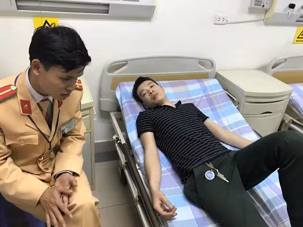 Một lái xe tải bất ngờ bị co giật trên đường cao tốc ảnh 1