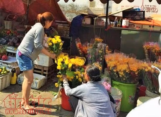Hoa tươi, thực phẩm chay tăng nhẹ trước ngày rằm tháng Giêng ảnh 1