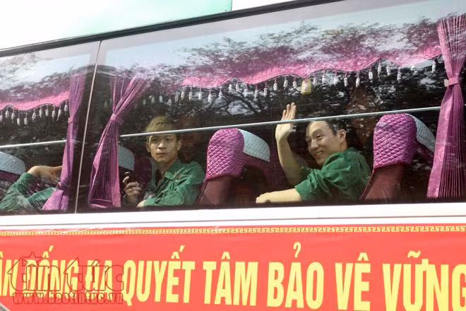 Giây phút xúc động tiễn thanh niên Thủ đô lên đường nhập ngũ ảnh 11