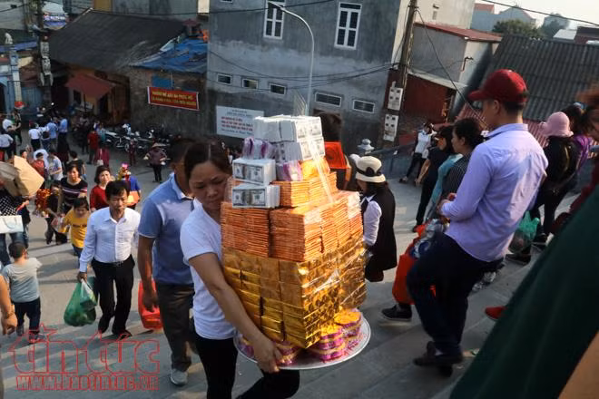 Vàng mã vẫn cháy rực tại Đền Bà Chúa Kho ảnh 7