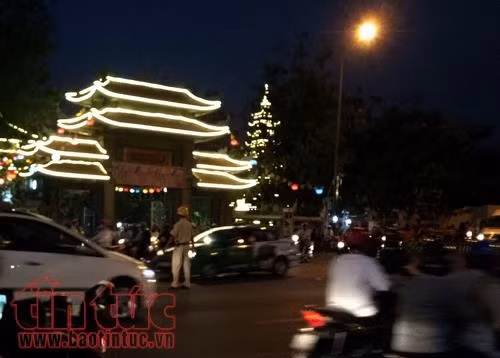 Người dân đi lễ chùa, giao thông ùn tắc ở cửa ngõ sân bay Tân Sơn Nhất ảnh 3
