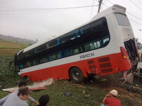 Xe khách lao thẳng xuống mương nước gần đường cao tốc Ninh Bình- Hà Nội ảnh 1