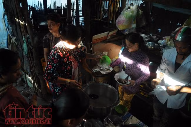 Độc đáo bánh canh bưng tô 'chờ' của người Khmer Nam bộ ảnh 12