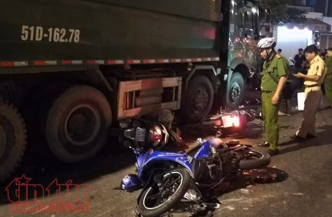 Xe ben mất lái tông 6 xe máy, 9 người bị thương ảnh 3
