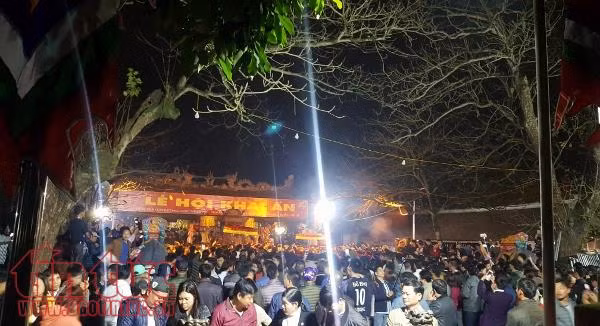 Người dân vượt tường vào xem Lễ khai ấn đền Trần 2018 ảnh 2