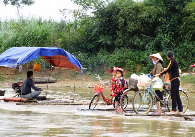 Bất chấp hiểm nguy, ngày ngày người dân Ngọc Lặc vượt sông Âm bằng cầu tạm, bè mảng ảnh 1