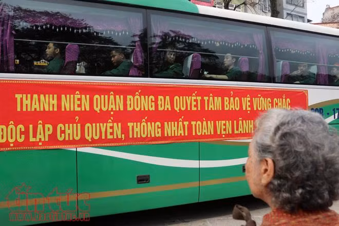 Giây phút xúc động tiễn thanh niên Thủ đô lên đường nhập ngũ ảnh 13