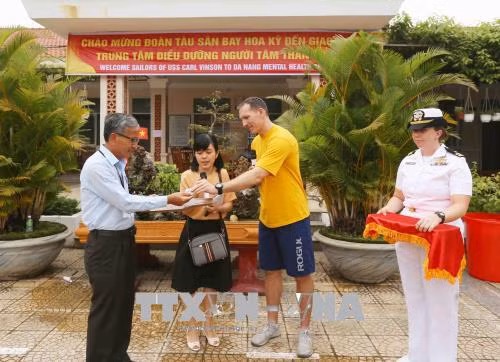 Hoạt động giao lưu cộng đồng của thủy thủ tàu Hải quân Hoa Kỳ tại Đà Nẵng ảnh 1