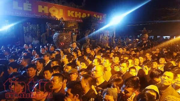 Xem clip dòng người nối dài chờ phát ấn đền Trần Nam Định 2018 ảnh 3