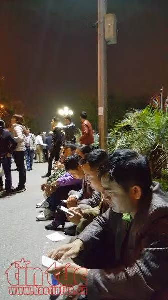 Trước giờ Khai ấn Đền Trần Nam Định: Đông nghẹt người chờ chực ảnh 4