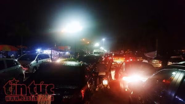 Xem clip dòng người nối dài chờ phát ấn đền Trần Nam Định 2018 ảnh 9