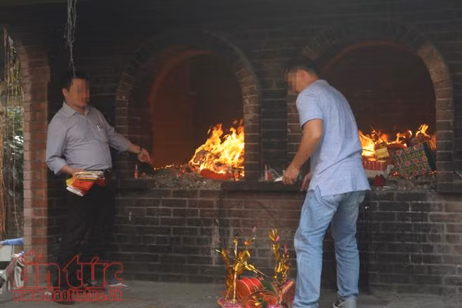 Vàng mã vẫn cháy rực tại Đền Bà Chúa Kho ảnh 19