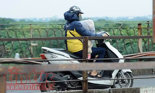 Người Hà Nội co ro trong cái rét đầu đông ảnh 4
