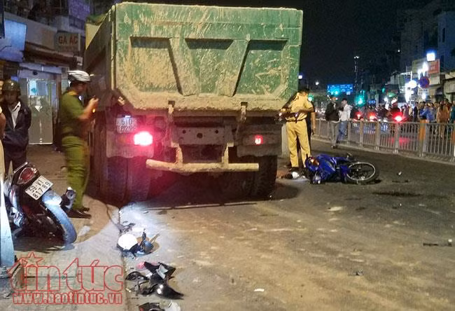 Xe ben mất lái tông 6 xe máy, 9 người bị thương ảnh 2
