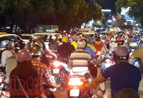 Người dân đi lễ chùa, giao thông ùn tắc ở cửa ngõ sân bay Tân Sơn Nhất ảnh 1