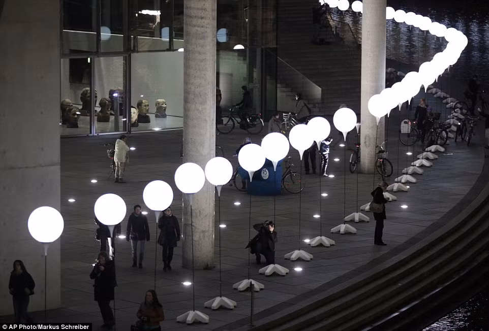 Đức tái hiện 'Bức tường Berlin' bằng ánh sáng ảnh 5