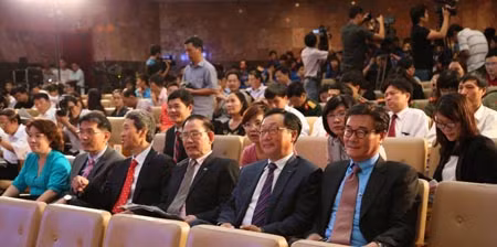 Lễ tuyên dương học sinh giỏi dân tộc thiểu số 2014 ảnh 9