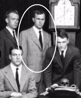 Hiệp hội kỳ bí với cha con nhà Bush và John Kerry là thành viên ảnh 1