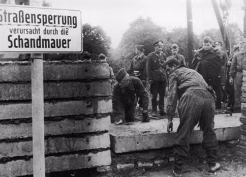 Điểm lại thời khắc lịch sử của Bức tường Berlin ảnh 2